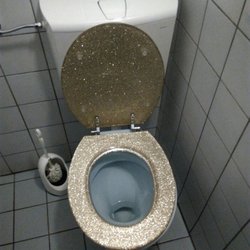100 Tage Bar - Des toilettes en OR, c'est rare et précieux....
