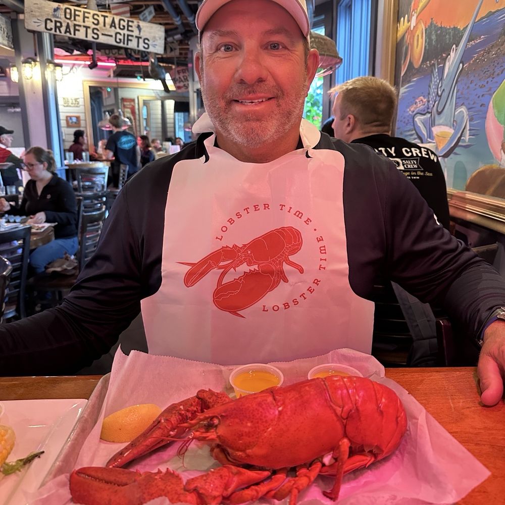 Geddy's - 2lb lobster - Seafood Near Me - Bar Harbor, Maine