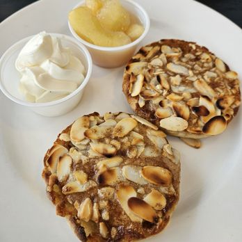 Le Peep - Gooey Buns with Mom's Sassy Apples - Salad Near Me - Omaha, Nebraska Le Peep - Gooey Buns with Mom's Sassy Apples - Salad Near Me - Omaha, Nebraska