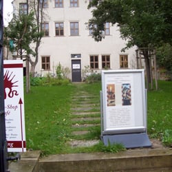 Cranach-Shop & Café - "Hinterein(aus)gang zum/vom Cranach-Shop-Cranach-Café von der Wallstr. aus