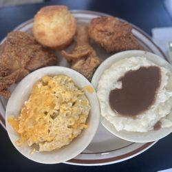 Victoria's Diner - Fried Chicken with Mac N Cheese and mashed potatoes