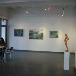 Heilpädagogin und Künstlerin Annegret Schrader - Annegret Schrader fertigt eine Skizze in der Hagenring-Galerie in Hagen