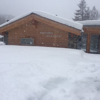 Hotel Hemizeus - The spa. It's located right next to the hotel. And yes, that snow is real :) spa looks exactly like on the website - Vacation Rentals Near Me - Zermatt, VS