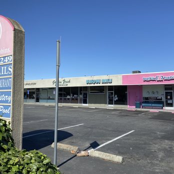 Baskin Robbins - the outside of the store - Caterers Near Me - Mountain View, California