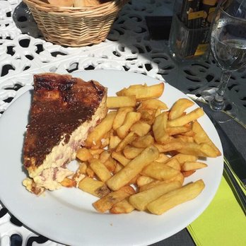 Les Nymphéas - Quiche Lorraine with fries - Restaurants Near Me - Giverny, 27 Les Nymphéas - Quiche Lorraine with fries - Restaurants Near Me - Giverny, 27