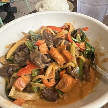 Lan Pan Asian Cafe - Red Curry Beef - Pan Asian Near Me - Miami, Florida