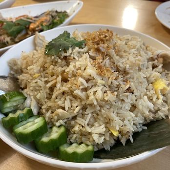 Mae Sunee Thai Cuisine - 36. : PINEAPPLE FRIED RICE Chicken, pineapple, cashews - Thai Near Me - Winnipeg, Manitoba Mae Sunee Thai Cuisine - 36. : PINEAPPLE FRIED RICE Chicken, pineapple, cashews - Thai Near Me - Winnipeg, Manitoba