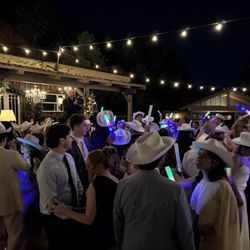 The HomeStead in Oak Glen - Lot's of fun dancing and partying!