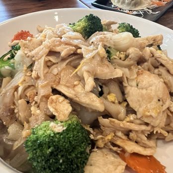 Thai This - Chicken pad see ew - Thai Near Me - Dana Point, California Thai This - Chicken pad see ew - Thai Near Me - Dana Point, California
