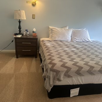 RMN Cleaning Services - Standard Cleaning, make the bed,vacuum carpet, organization etc - Home Cleaning Near Me