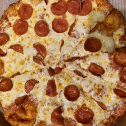 Round Table Pizza - Pepperoni pizza
