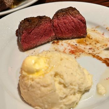 LongHorn Steakhouse - Renegade Sirloin 6oz. Ordered mid-rare. Appeared cooked appropriately but was cold to the touch and fat was not rendered. - Steakhouses Near Me - Sevierville, Tennessee
