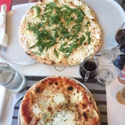 ristorante Thermopolium - Une pizza normale et une grande (servie sur deux assiettes)