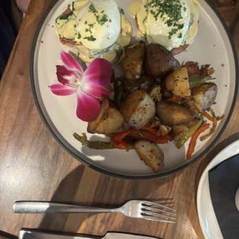 Q1227 Restaurant - Egg Benedict's - New American Near Me - Roseville, California Q1227 Restaurant - Egg Benedict's - New American Near Me - Roseville, California
