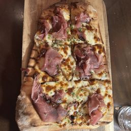 Prosciutto pizza