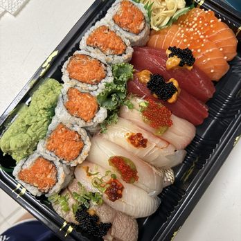 Akura Sushi - Sushi Deluxe (9 piece nigiri + spicy tuna roll) - Sushi Bars Near Me - New York, New York
