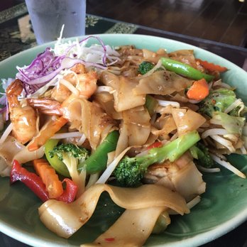 Bua Thai Restaurant - Drunken noodle lunch special under $8 - Thai Near Me - Aurora, Colorado