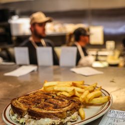 Hole 'n One - Great food, friendly service, and a welcoming atmosphere--Hole 'n One is your go-to spot for breakfast, lunch, and everything in between.