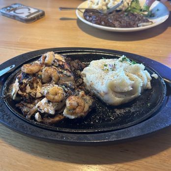 Applebee's Grill + Bar - bourbon chicken and shrimp skillet - American Near Me - Grand Rapids, Minnesota Applebee's Grill + Bar - bourbon chicken and shrimp skillet - American Near Me - Grand Rapids, Minnesota