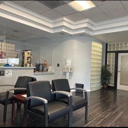 Thousand Oaks MDI | Lombard - An empty waiting room. Over an hour and a half wait even though I had an appointment. Unreal.