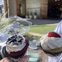 Red velvet & The Strawberry Cheesecake Cupcake Red velvet & The Strawberry Cheesecake Cupcake