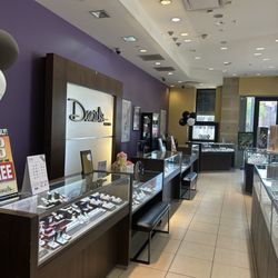 Daniel's Jewelers - Clean beautiful store