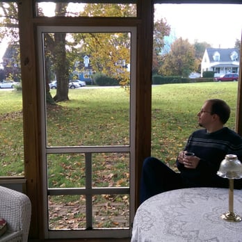 The Carriage Inn - Huge private yard - Hotels Near Me - Charles Town, West Virginia