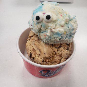 Toft's Grand Scoop - Small scoop - 2 flavors - Ice Cream & Frozen Yogurt Near Me - Columbus, Ohio