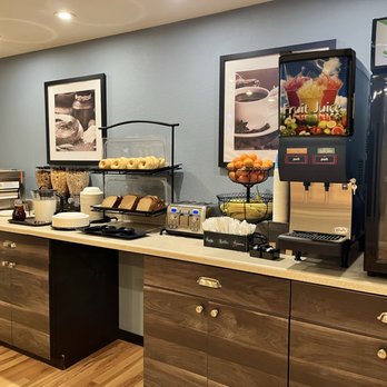 Thunderbird Lodge - Breakfast Bar - Hotels Near Me - Redding, California Thunderbird Lodge - Breakfast Bar - Hotels Near Me - Redding, California
