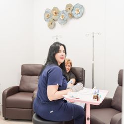 Juveniqe Wellness Center - Sulem Yague RN ready to administer an IV nutrient hydration therapy