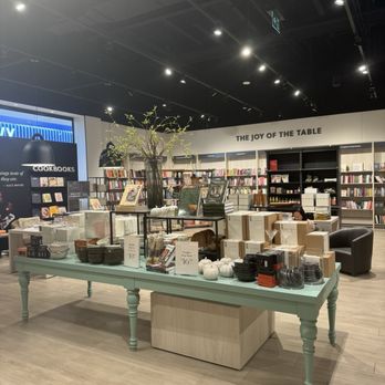 Indigo Hillcrest - Bookstores Near Me - Richmond Hill, Ontario