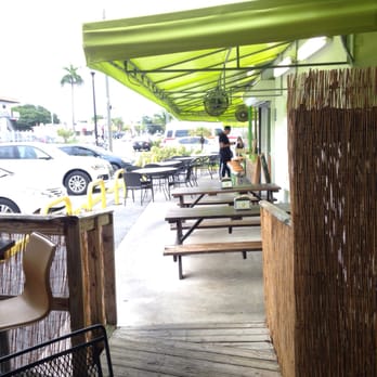 Miami Squeeze - Outside side view - Juice Bars & Smoothies Near Me - North Miami Beach, Florida