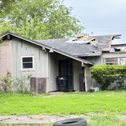 Houston Home Buyers - A house in great need of repair.