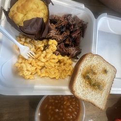 Jim’s Smokin’ Que - One Meat and Two Sides Platter with Cornbread - Brisket, Mac & Cheese, Campfire Beans