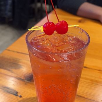 Winking Lizard - Shirley Temple - American Near Me - Independence, Ohio