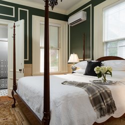 Captain Nickels Inn - Albert Nickels room with walk-in jetted shower