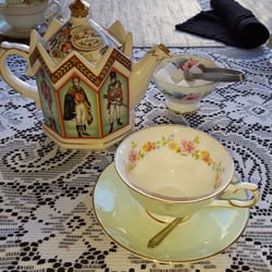 Crossroads Tearoom - Cute teapots and teacups.