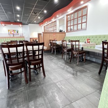 Loaded Cafe - Nice and clean dining area - Breakfast & Brunch Near Me - Gardena, California