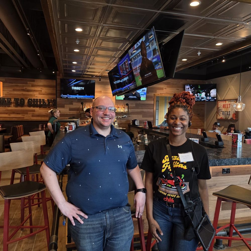 Chili's - More smiling staff in front of the spacious bar - American Near Me - Pittsburgh, Pennsylvania Chili's - More smiling staff in front of the spacious bar - American Near Me - Pittsburgh, Pennsylvania