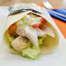Ñam Bocateria - Pita de pollo, ensalada, pepino y salsa de yogurt