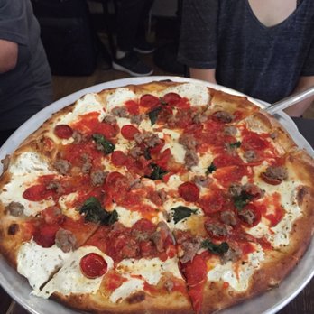 Juliana's - The Margherita Pizza. Looks are deceiving. Wasn't that great. 3/5 sorry folks. - Pizza Near Me - Brooklyn, New York Juliana's - The Margherita Pizza. Looks are deceiving. Wasn't that great. 3/5 sorry folks. - Pizza Near Me - Brooklyn, New York