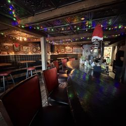 McClellan's Retreat - Bar and dining area