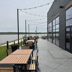 Turnwater Bar And Grill - Side patio