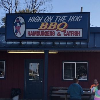 High On the Hog Bbq - people standing outside - Barbeque Near Me - Grenada, Mississippi High On the Hog Bbq - people standing outside - Barbeque Near Me - Grenada, Mississippi