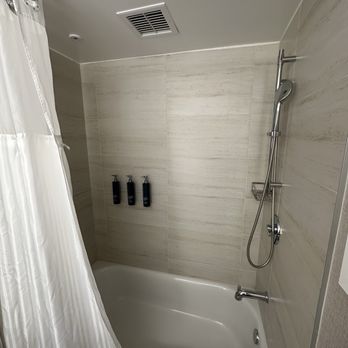 Hilton Anaheim - Shower/Tub - Hotels Near Me - Anaheim, California