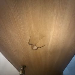 Baxter Inn 4 Less - Punched door in bathroom