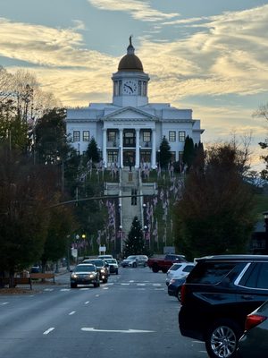 Lulu's On Main by null