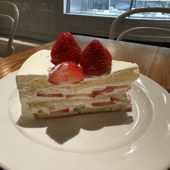 HARBS SoHo - Strawberry cake - Bakeries Near Me - New York, New York HARBS SoHo - Strawberry cake - Bakeries Near Me - New York, New York