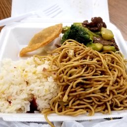 Beef Broccoli on Cake Noodles