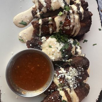 5 o'Clock Somewhere Bar & Grill - Smoked wings - Bars Near Me - Hollywood, Florida